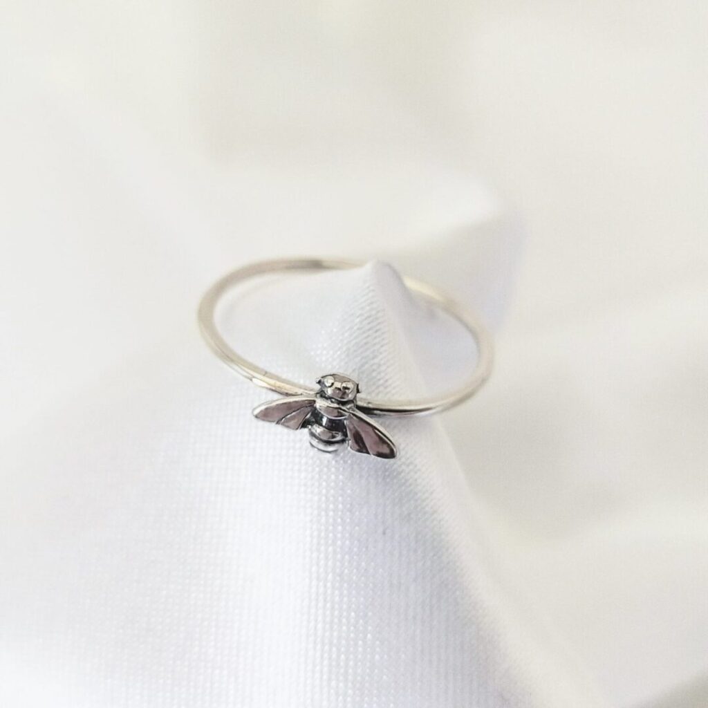 Anillo Abeja de Urpi Shop sobre fondo neutro