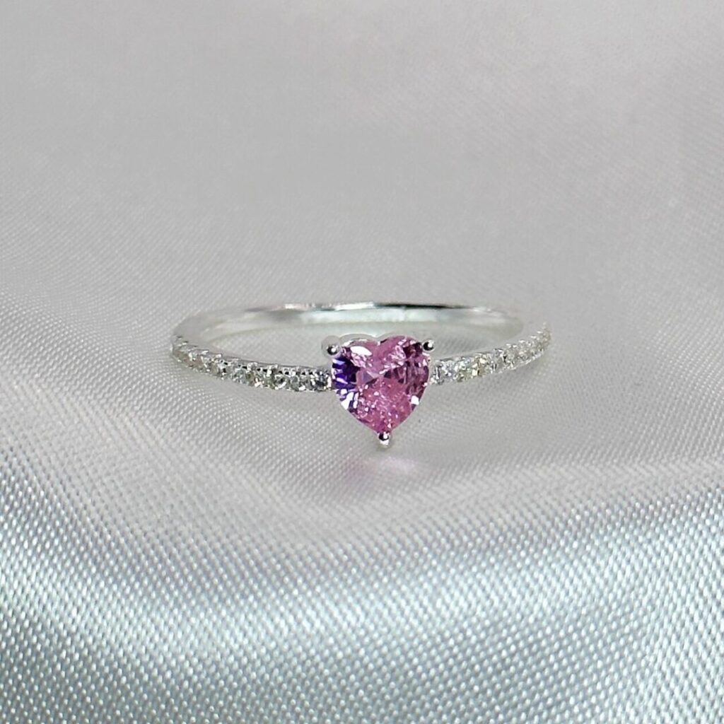 Anillo Bella Amor de Urpi Shop sobre fondo neutro