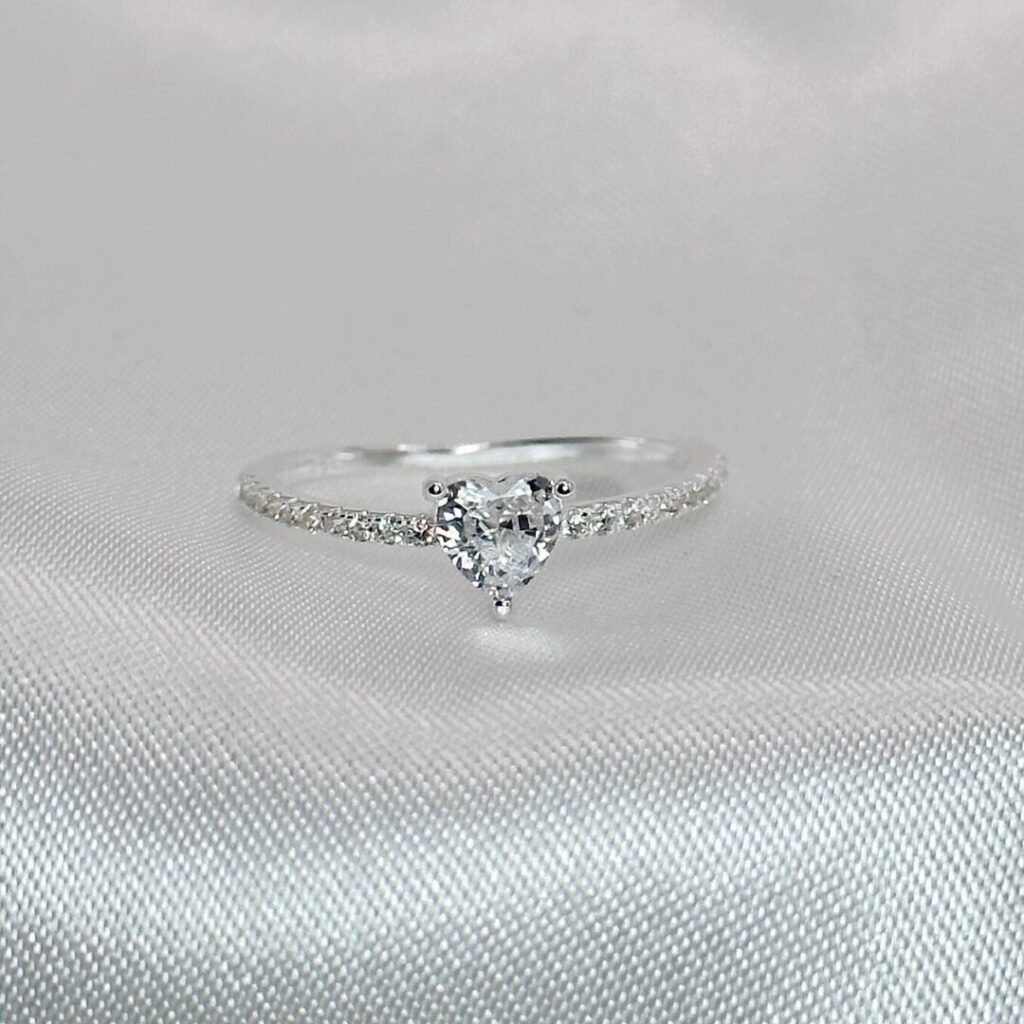 Anillo Bestia Amor de Urpi Shop sobre fondo neutro