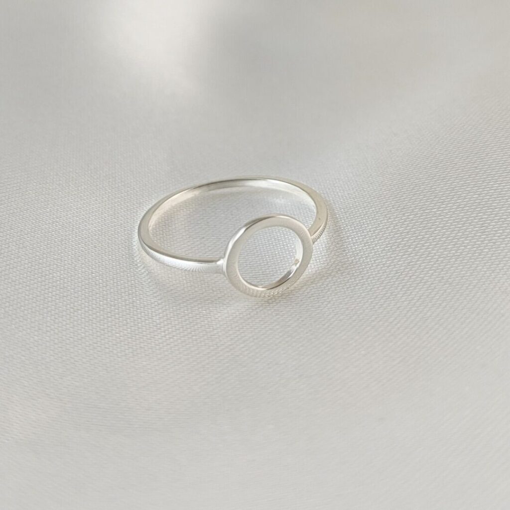Anillo Círculo de Urpi Shop sobre fondo neutro