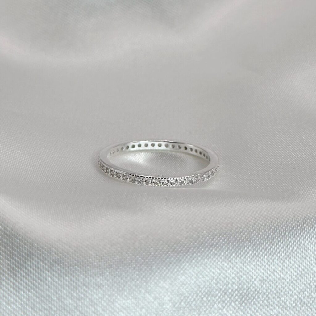 Anillo Constelación de Urpi Shop sobre fondo neutro