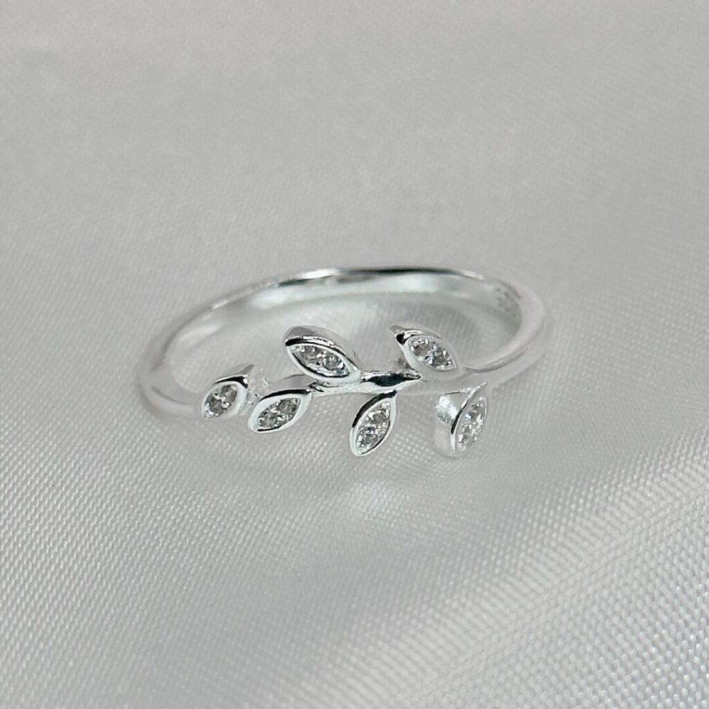 Anillo Hanko de Urpi Shop sobre fondo neutro
