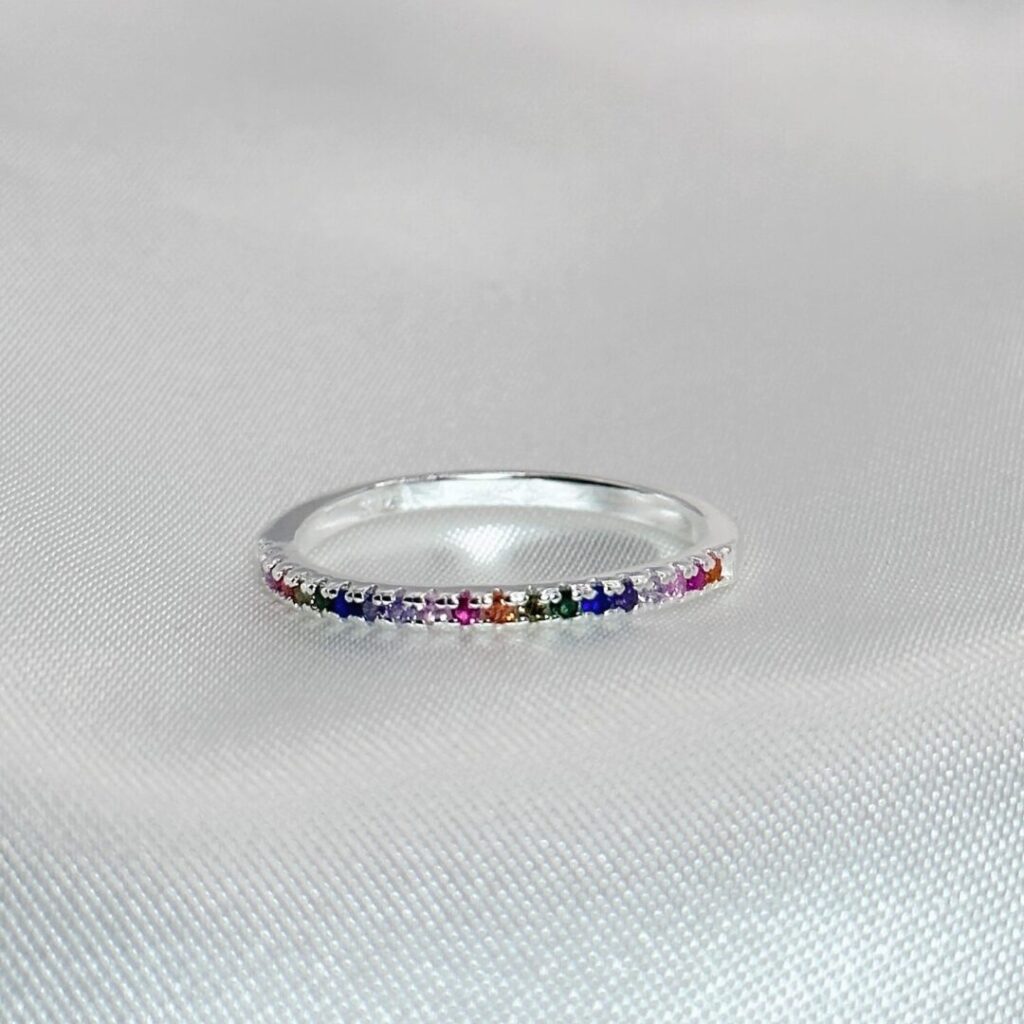 Anillo Llankha de Urpi Shop sobre fondo neutro