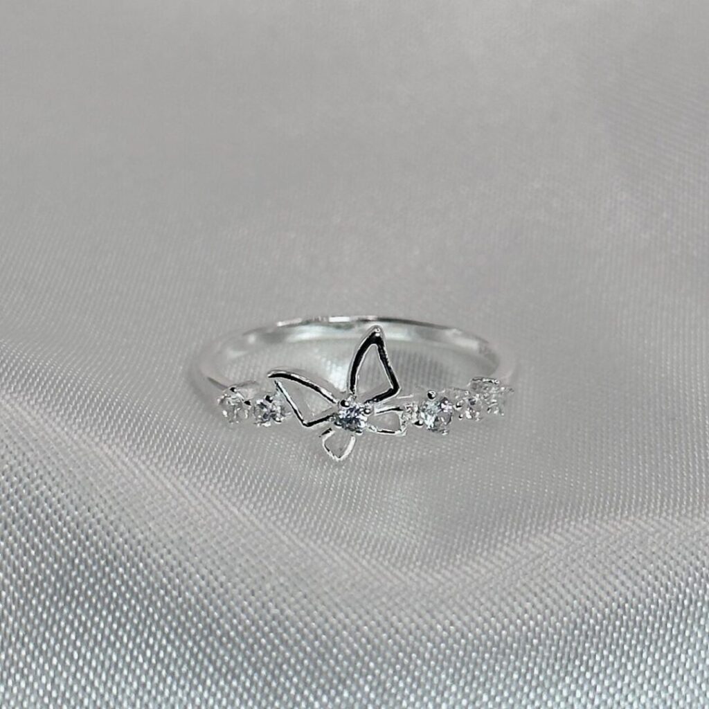 Anillo Mariposa Cristal de Urpi Shop sobre fondo neutro