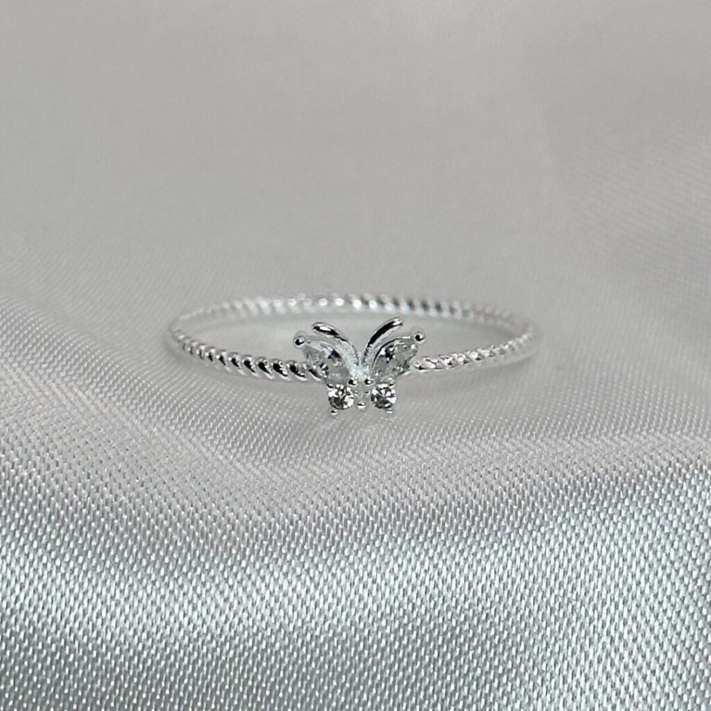 Anillo Mariposa de Luz de Urpi Shop sobre fondo neutro