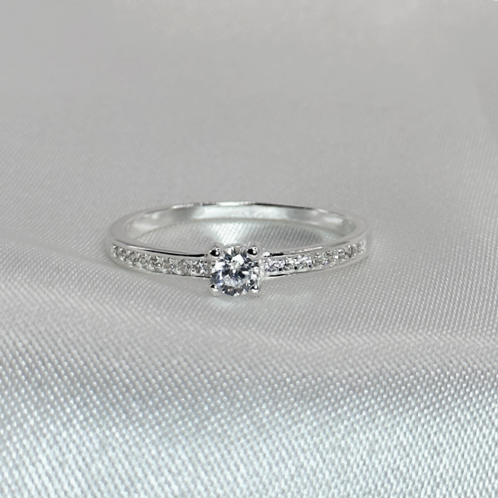 Anillo Mi Cristal de Urpi Shop sobre fondo neutro