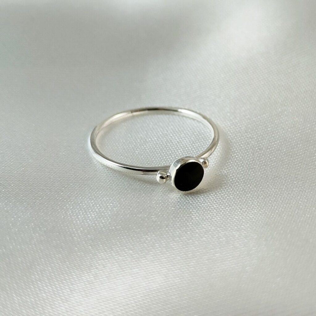 Anillo Mi Vida Obscura de Urpi Shop sobre fondo neutro