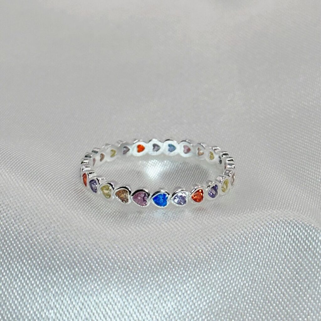Anillo Mis Corazones de Urpi Shop sobre fondo neutro