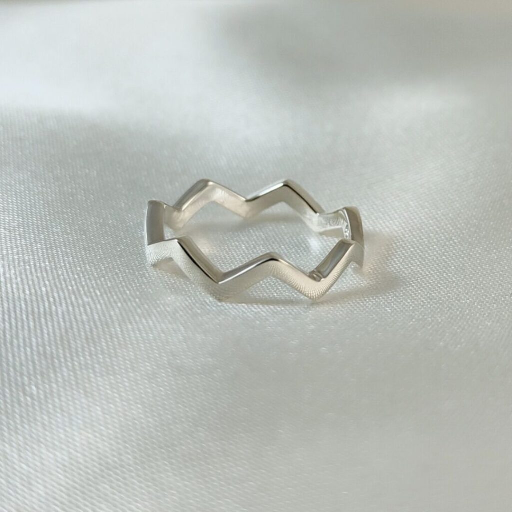 Anillo Montañas de Urpi Shop sobre fondo neutro