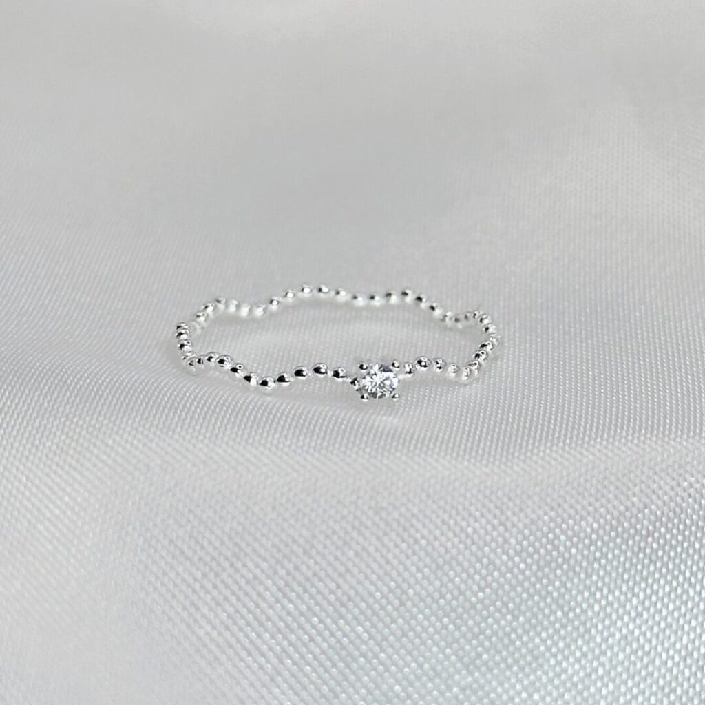 Anillo Ola Brillante de Urpi Shop sobre fondo neutro