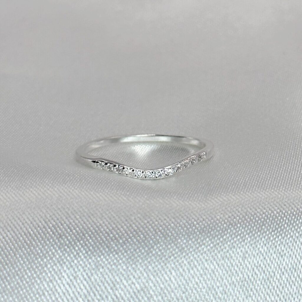 Anillo Ola Cristal de Urpi Shop sobre fondo neutro