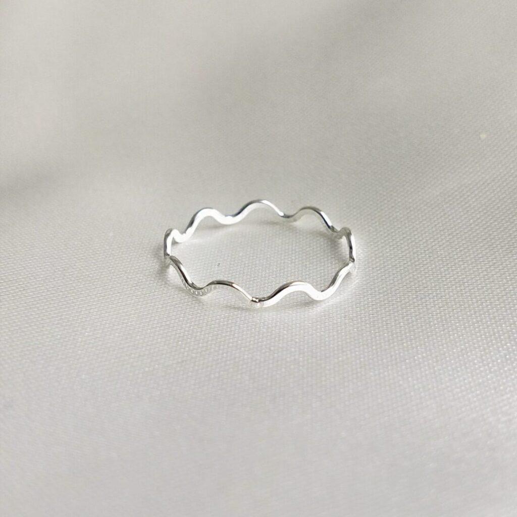 Anillo Ondulado de Urpi Shop sobre fondo neutro