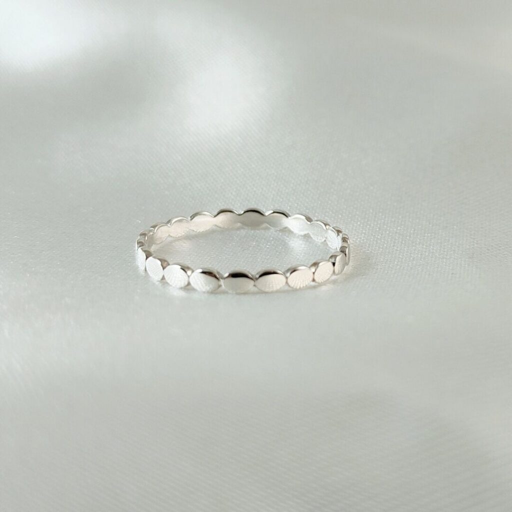 Anillo Punteaguo de Urpi Shop sobre fondo neutro