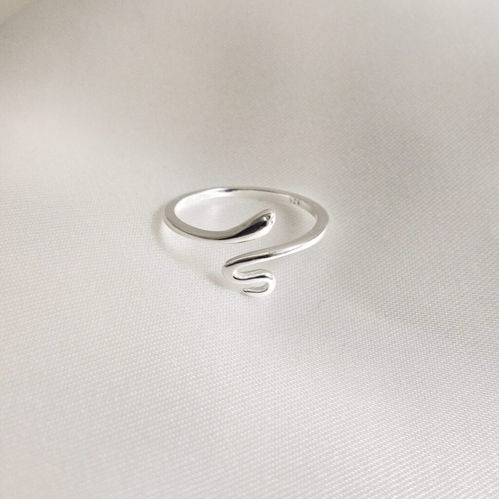 Anillo Serpiente de Urpi Shop sobre fondo neutro