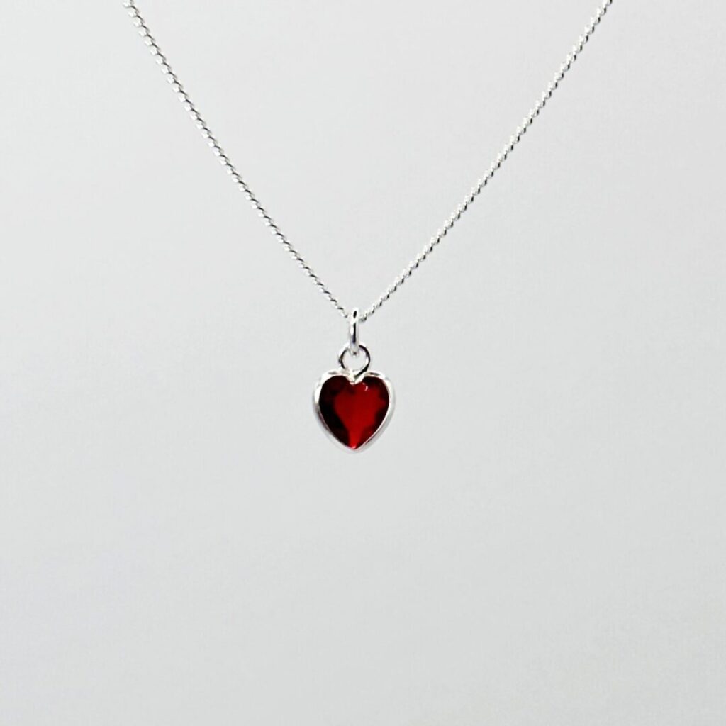 Collar Amor Pasional de Urpi Shop sobre fondo neutro