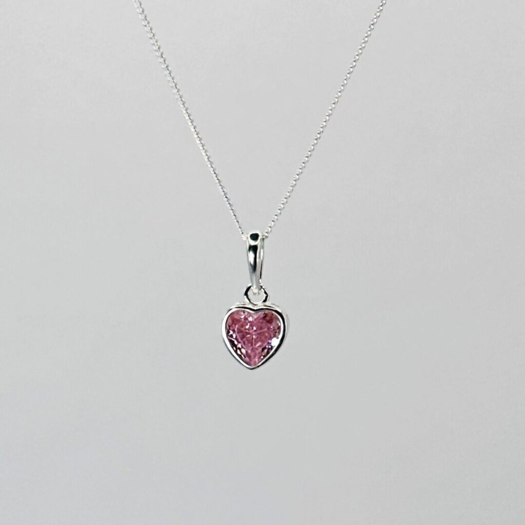 Collar Bella Amor de Urpi Shop sobre fondo neutro
