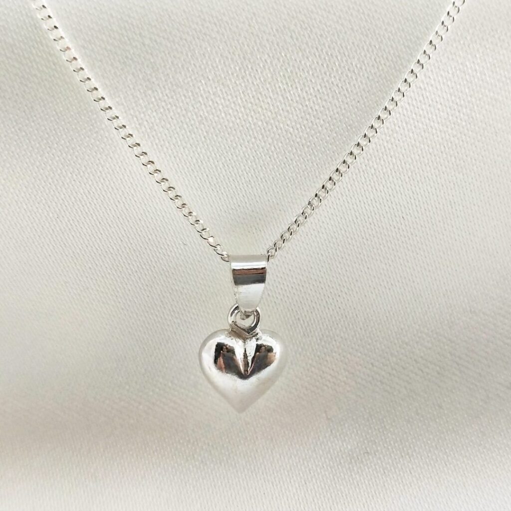 Collar Corazón de Urpi Shop sobre fondo neutro