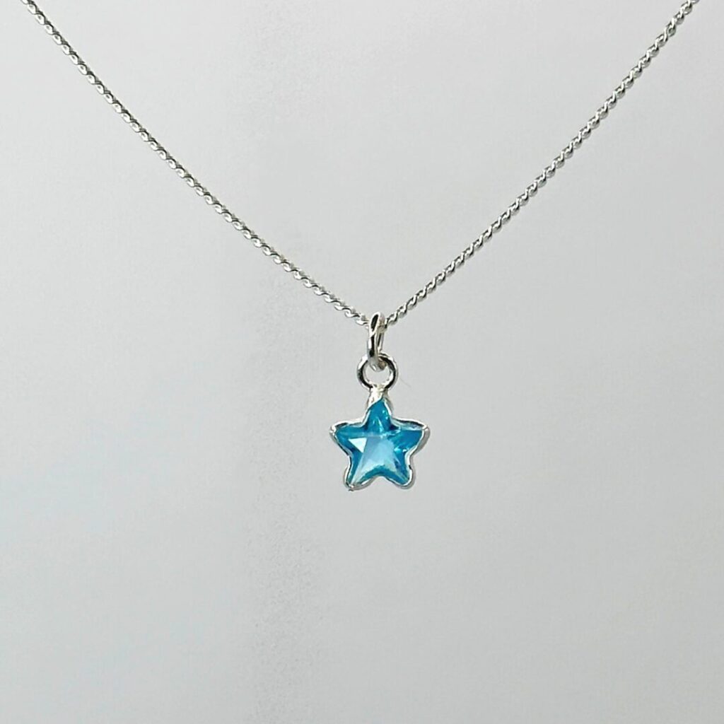 Collar Estrella Urpi de Urpi Shop sobre fondo neutro