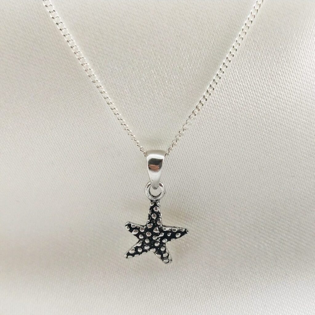 Collar Estrella de Mar de Urpi Shop sobre fondo neutro