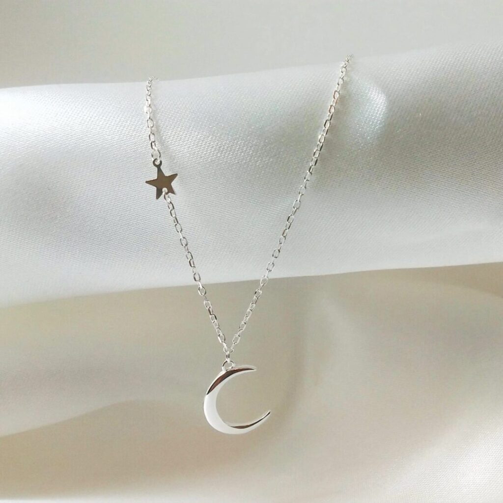 Collar Luna y Estrella de Urpi Shop sobre fondo neutro