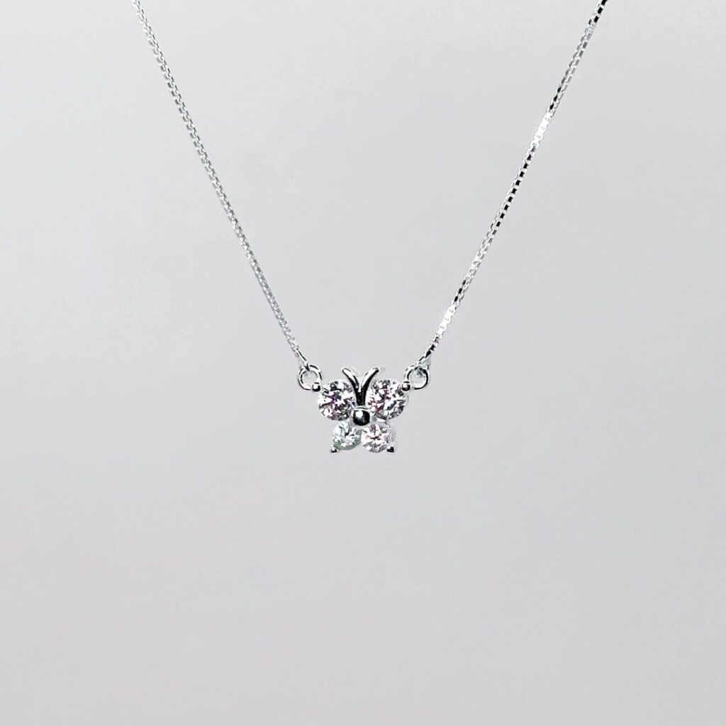 Collar Mariposa Cristal de Urpi Shop sobre fondo neutro