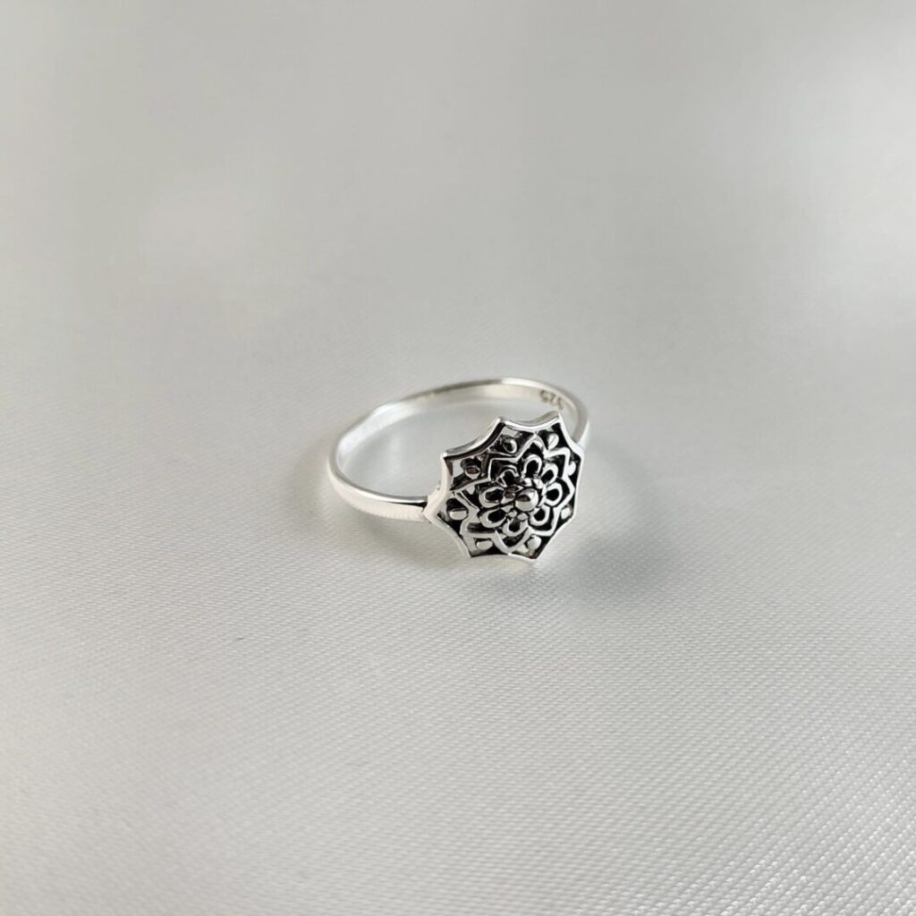 Anillo Mandala de Urpi Shop sobre fondo neutro