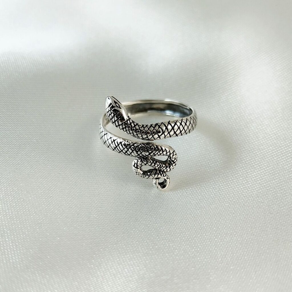 Anillo Serpiente Labrada de Urpi Shop sobre fondo neutro