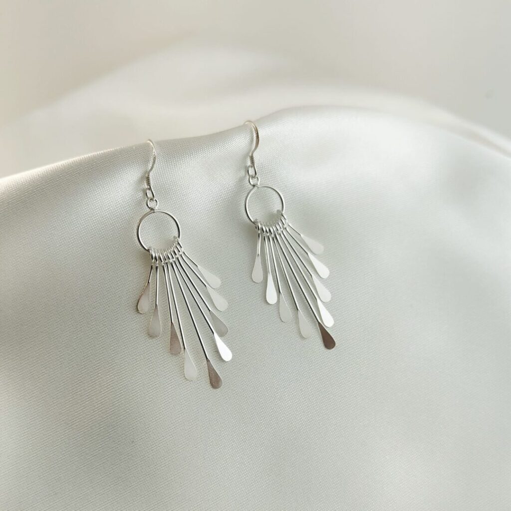 Pendientes Bella de Urpi Shop sobre fondo neutro