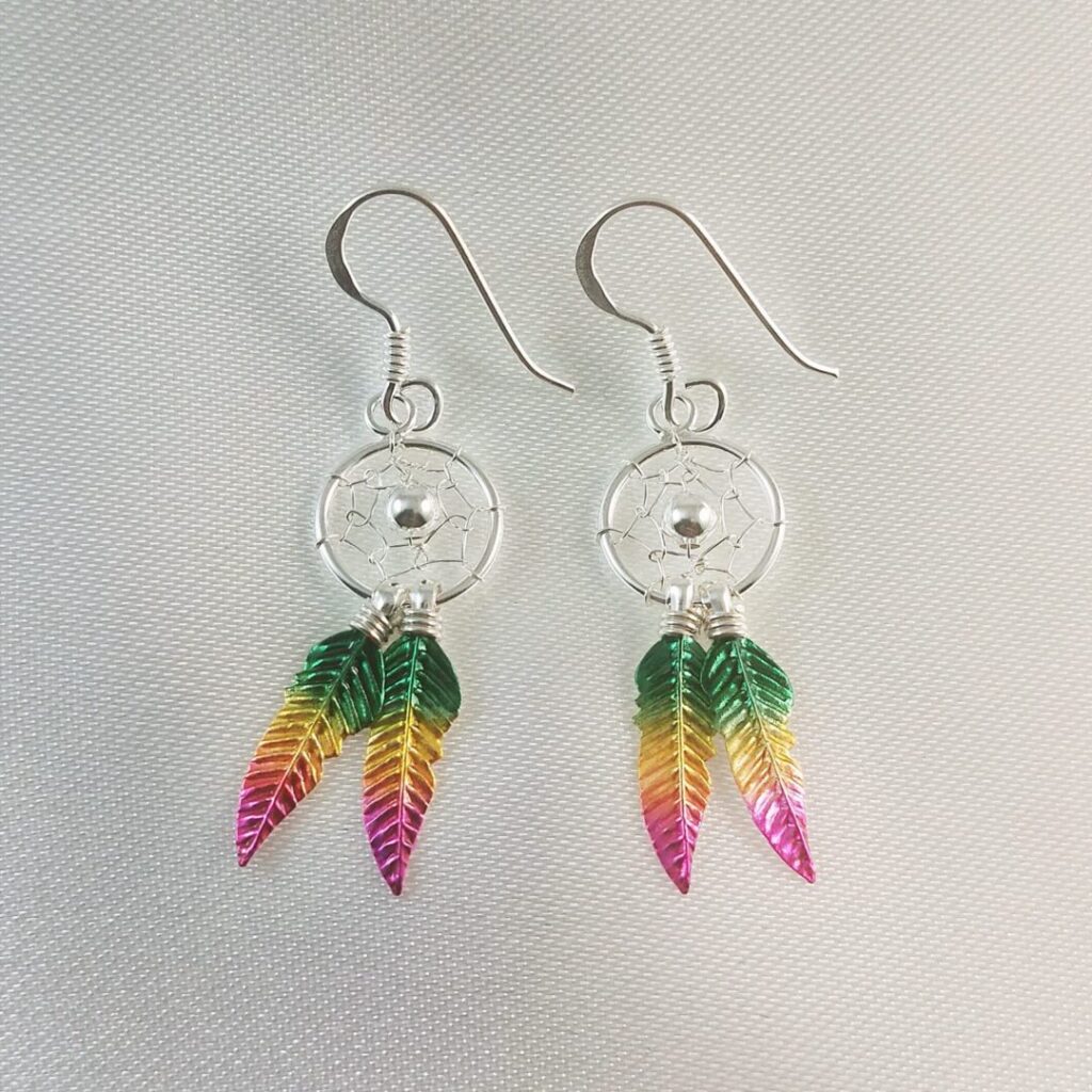 Pendientes Atrapa Sueños de Urpi Shop sobre fondo neutro