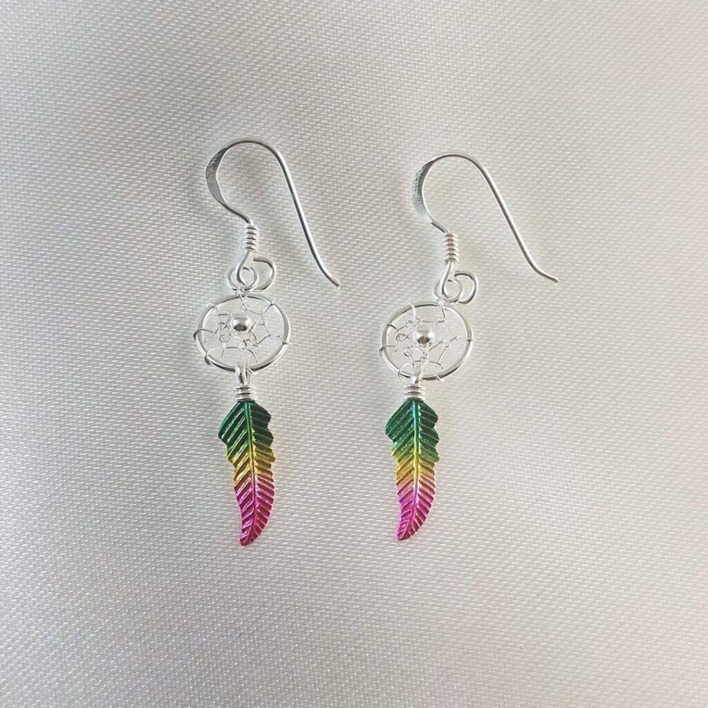 Pendientes Atrapa Sueños de Urpi Shop sobre fondo neutro