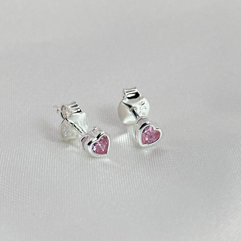 Pendientes Bella Amor de Urpi Shop sobre fondo neutro