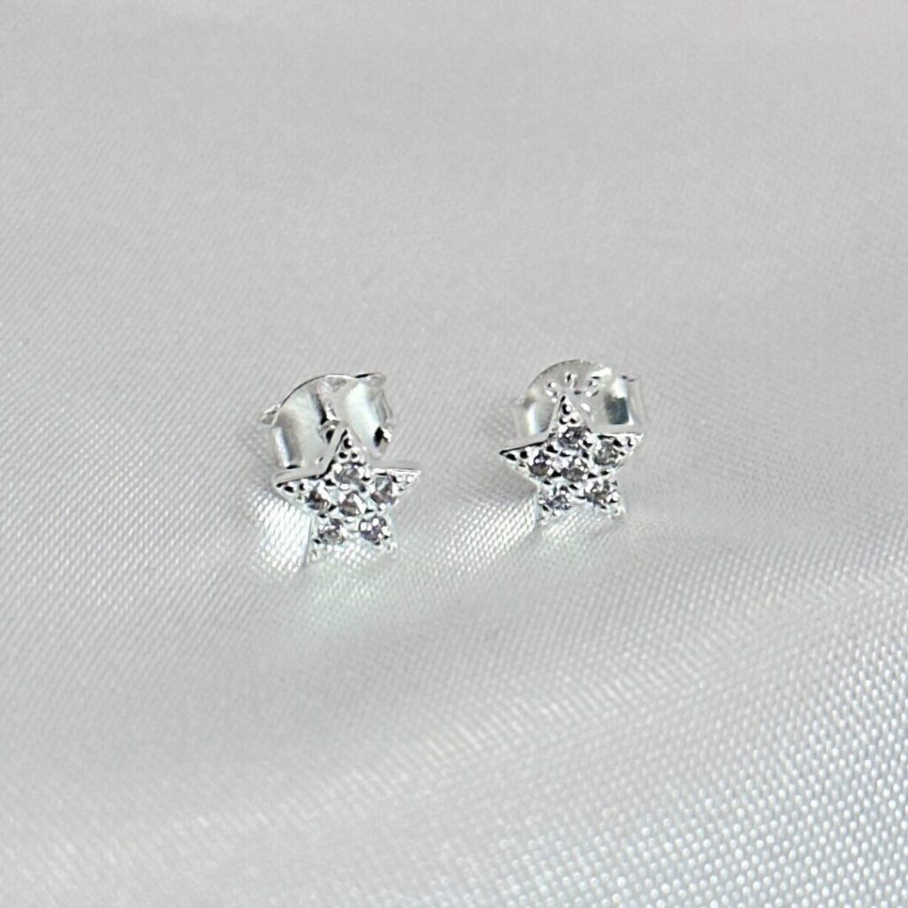 Pendientes Estrellas Brillante de Urpi Shop sobre fondo neutro