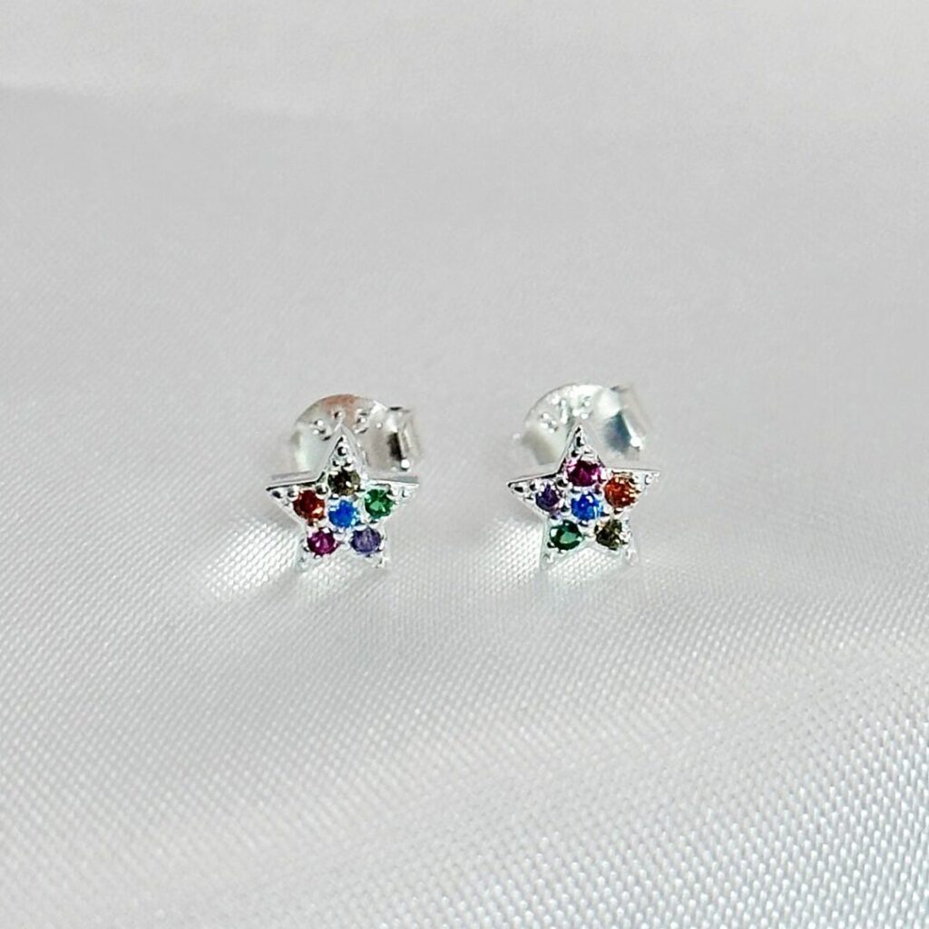 Pendientes Estrellas Color de Urpi Shop sobre fondo neutro