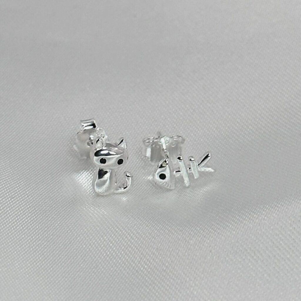 Pendientes Gato y Pez de Urpi Shop sobre fondo neutro