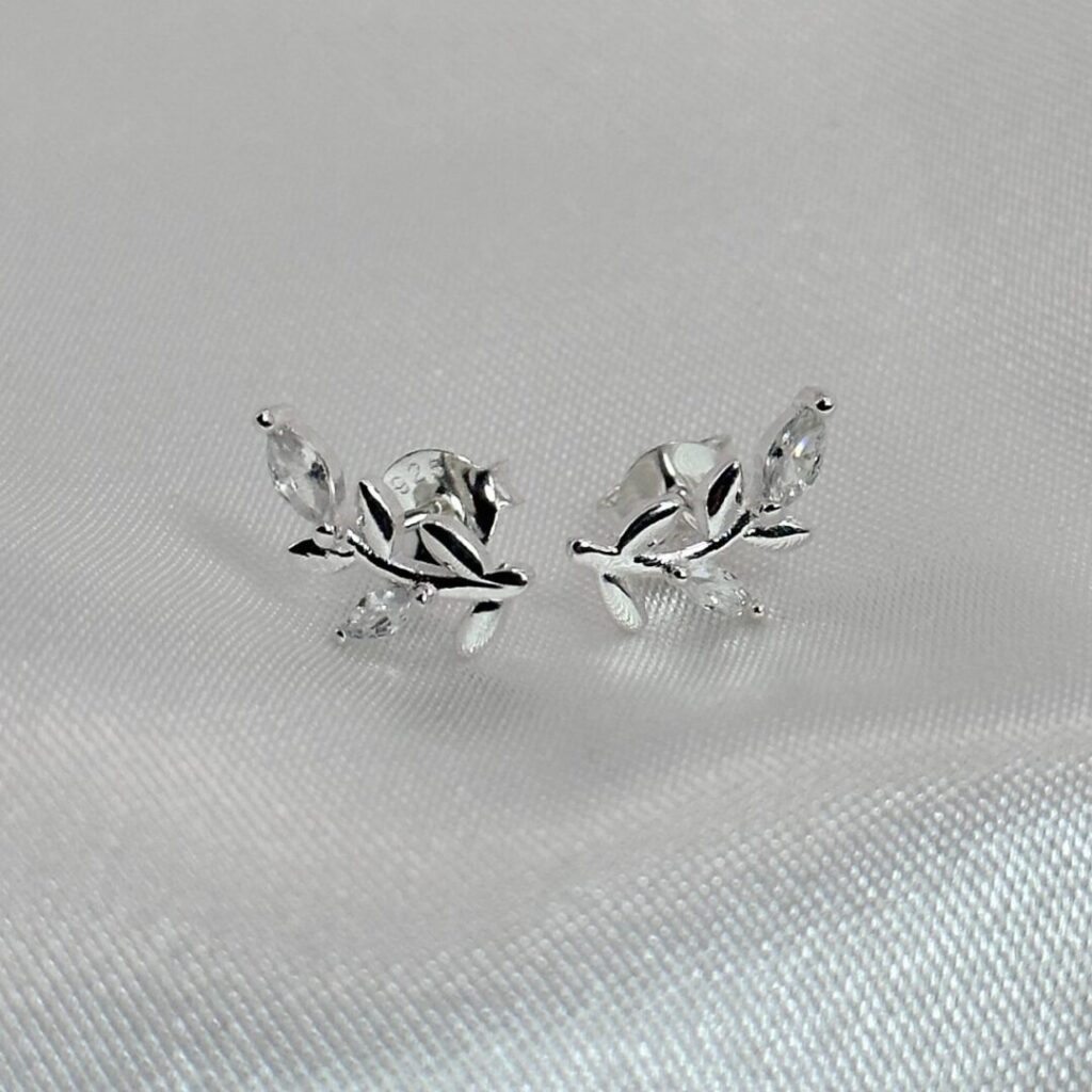 Pendientes Hanko de Urpi Shop sobre fondo neutro