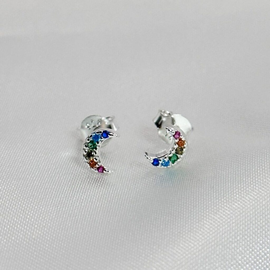 Pendientes Luna Color de Urpi Shop sobre fondo neutro