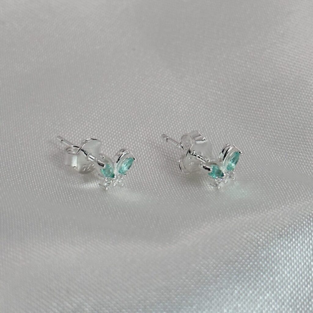 Pendientes Mariposa Cielo de Urpi Shop sobre fondo neutro