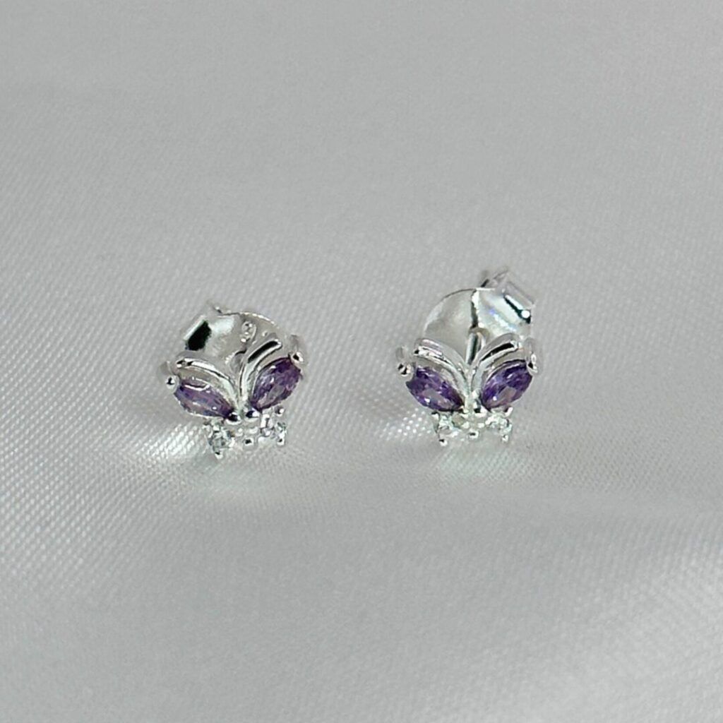 Pendientes Mariposa Lila de Urpi Shop sobre fondo neutro