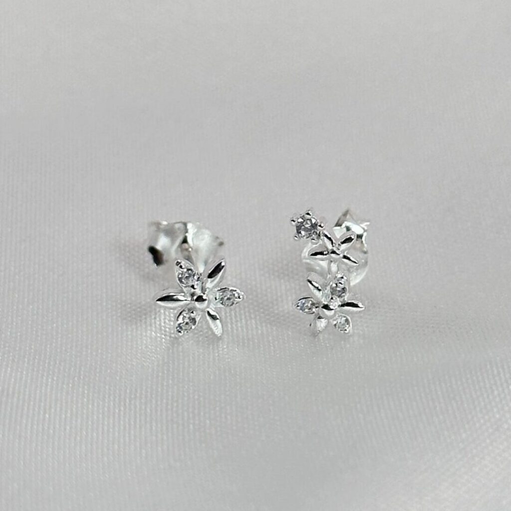 Pendientes Wayta de Urpi Shop sobre fondo neutro