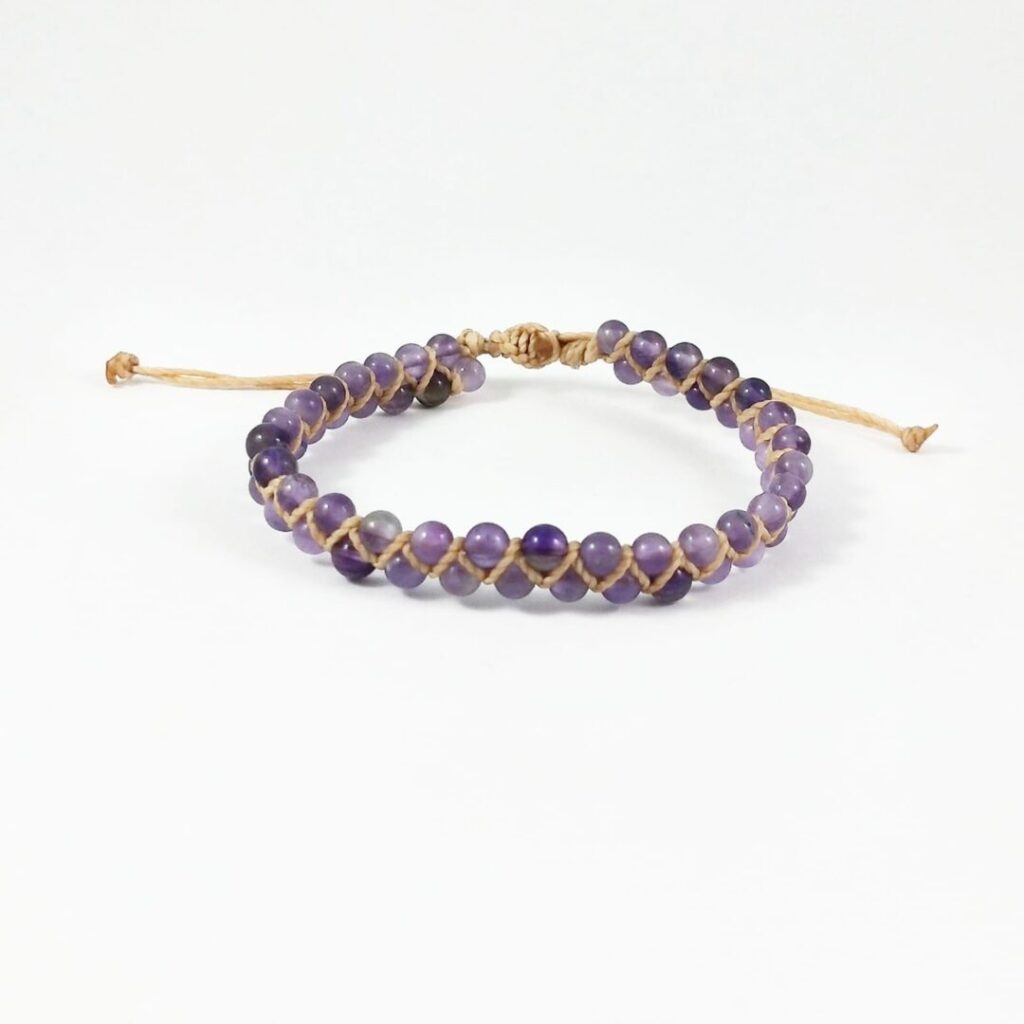 Pulsera Amatista de Urpi Shop sobre fondo neutro