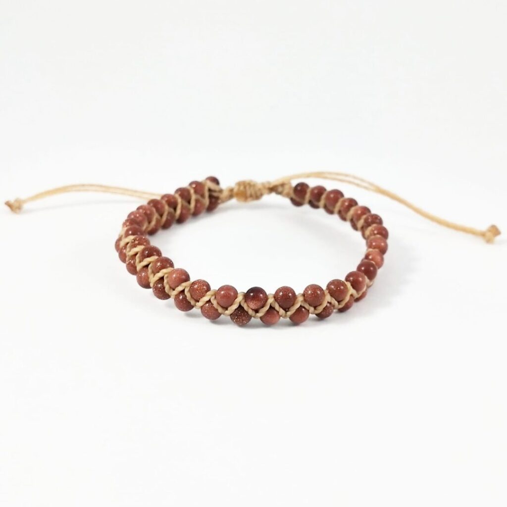 Pulsera Aventurina Roja de Urpi Shop sobre fondo neutro