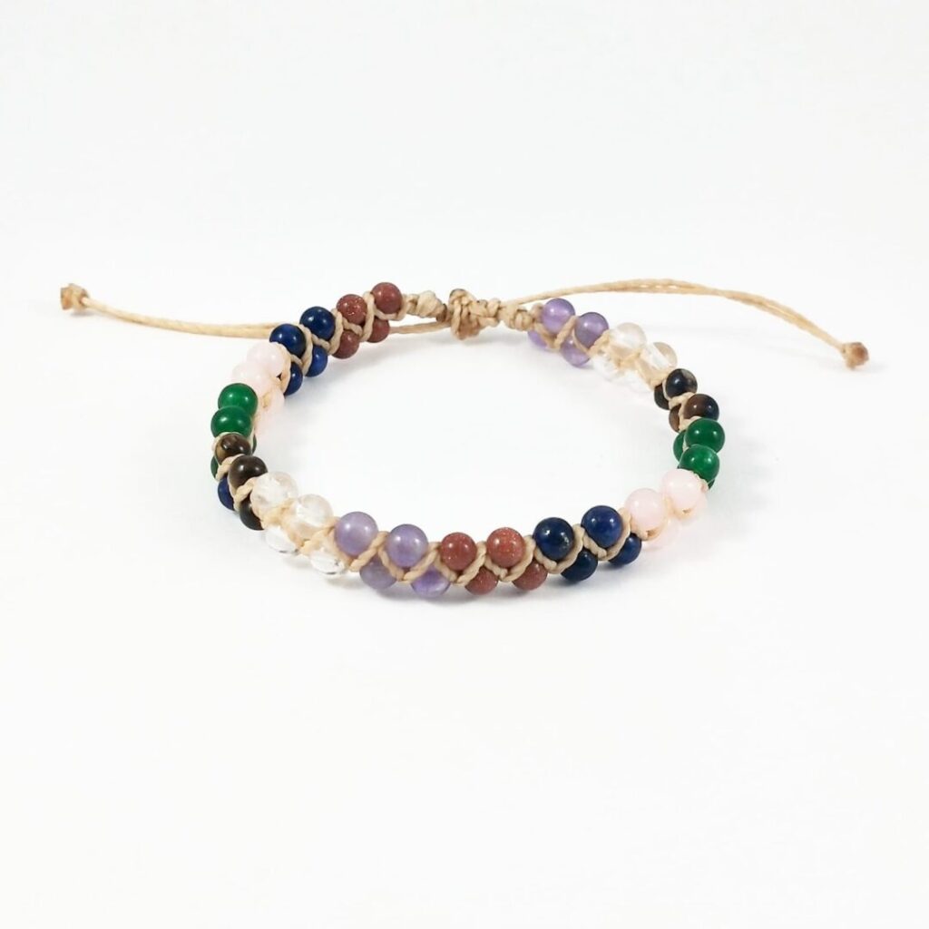 Pulsera Chakras de Urpi Shop sobre fondo neutro