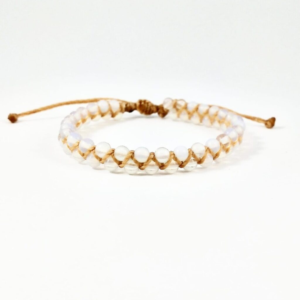 Pulsera Cuarzo Cristal de Urpi Shop sobre fondo neutro