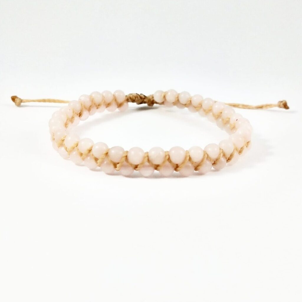 Pulsera Cuarzo Rosa de Urpi Shop sobre fondo neutro