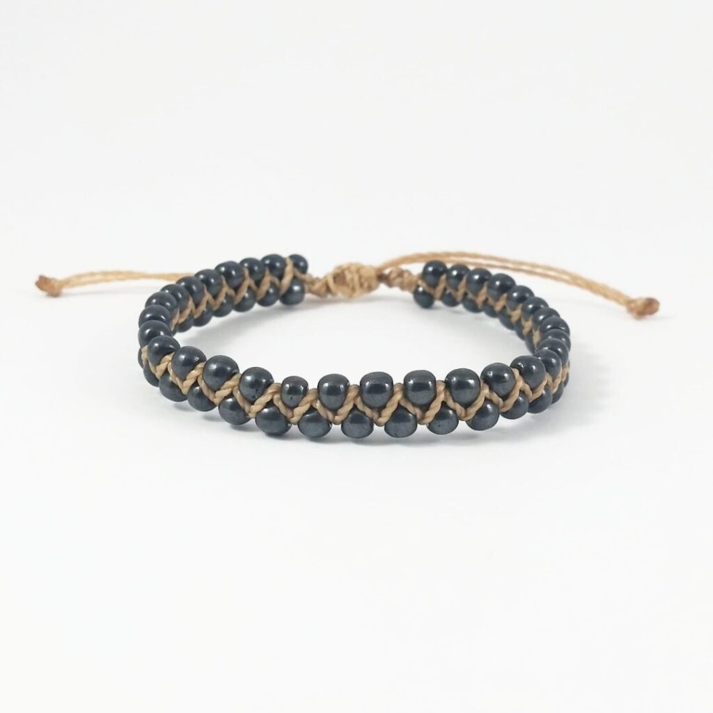 Pulsera Hermatita de Urpi Shop sobre fondo neutro