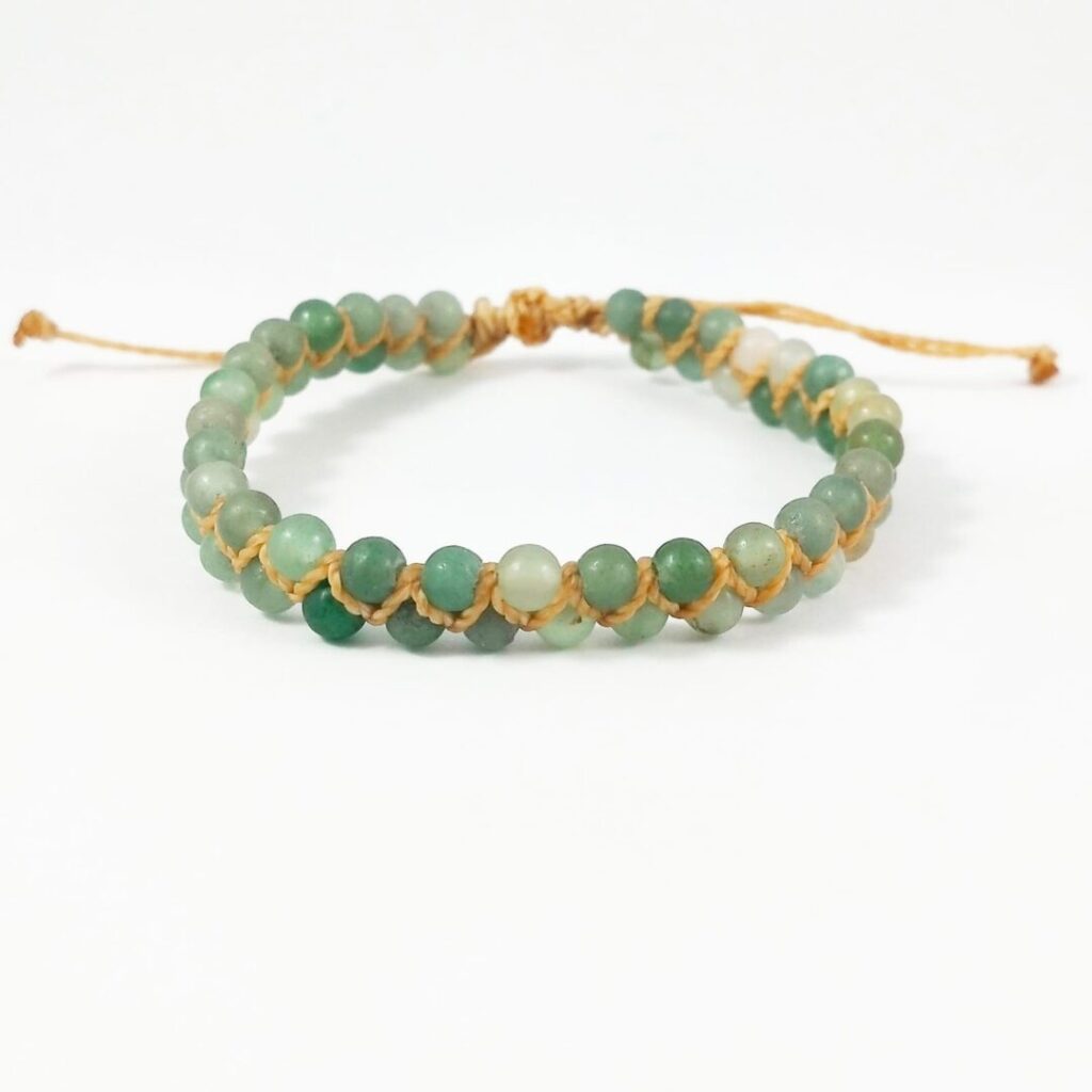Pulsera Jade de Urpi Shop sobre fondo neutro