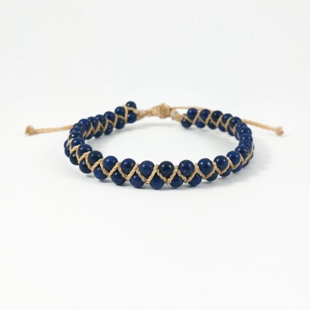 Pulsera Lapislázuli de Urpi Shop sobre fondo neutro