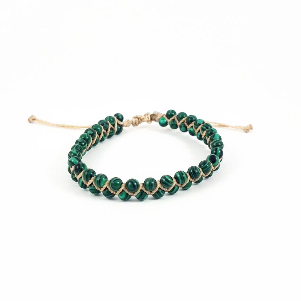 Pulsera Malaquita de Urpi Shop sobre fondo neutro
