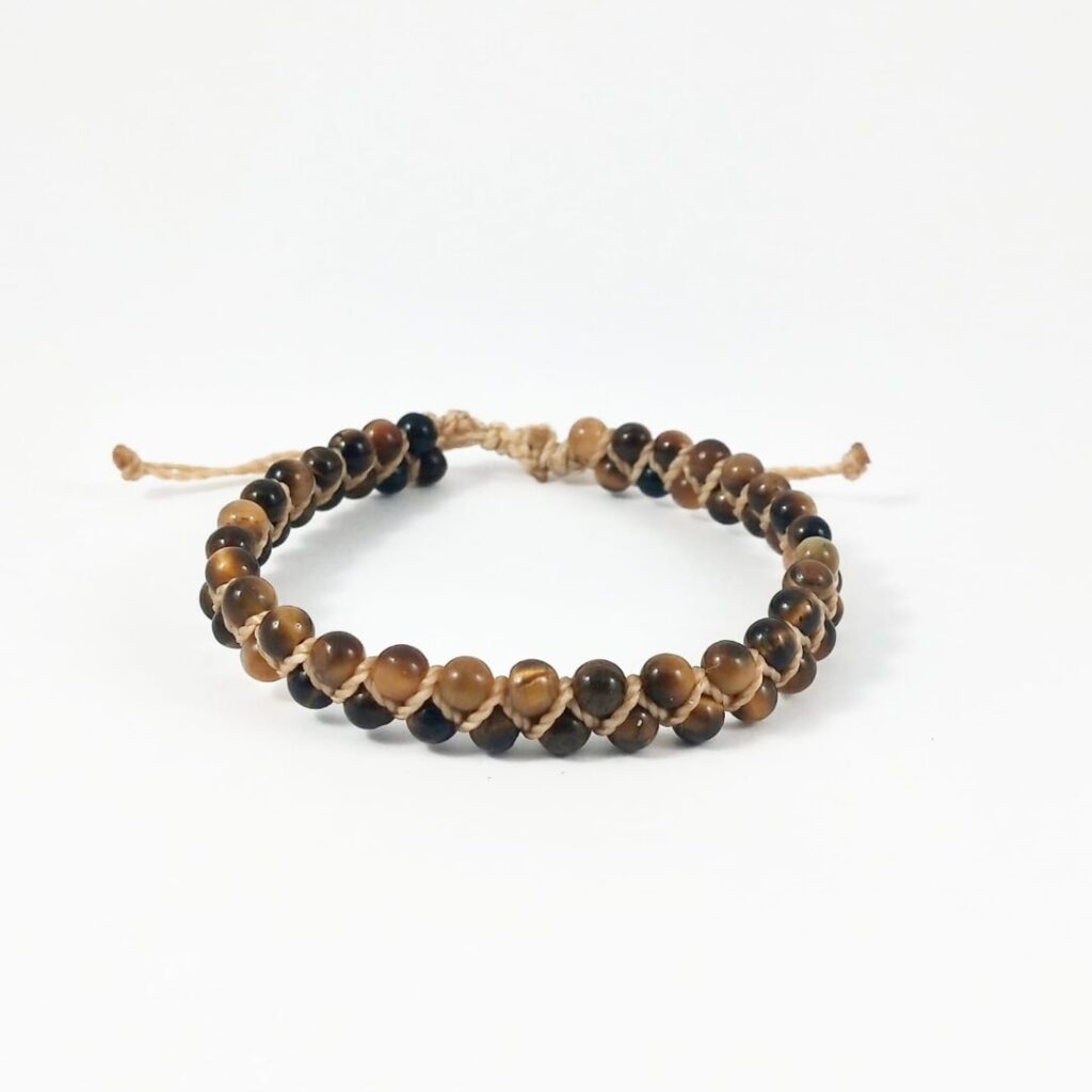 Pulsera Ojo de Tigre de Urpi Shop sobre fondo neutro