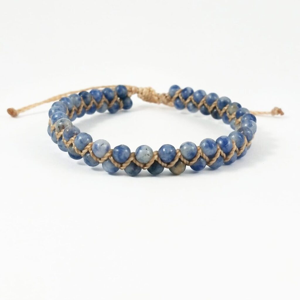 Pulsera Sodalita de Urpi Shop sobre fondo neutro